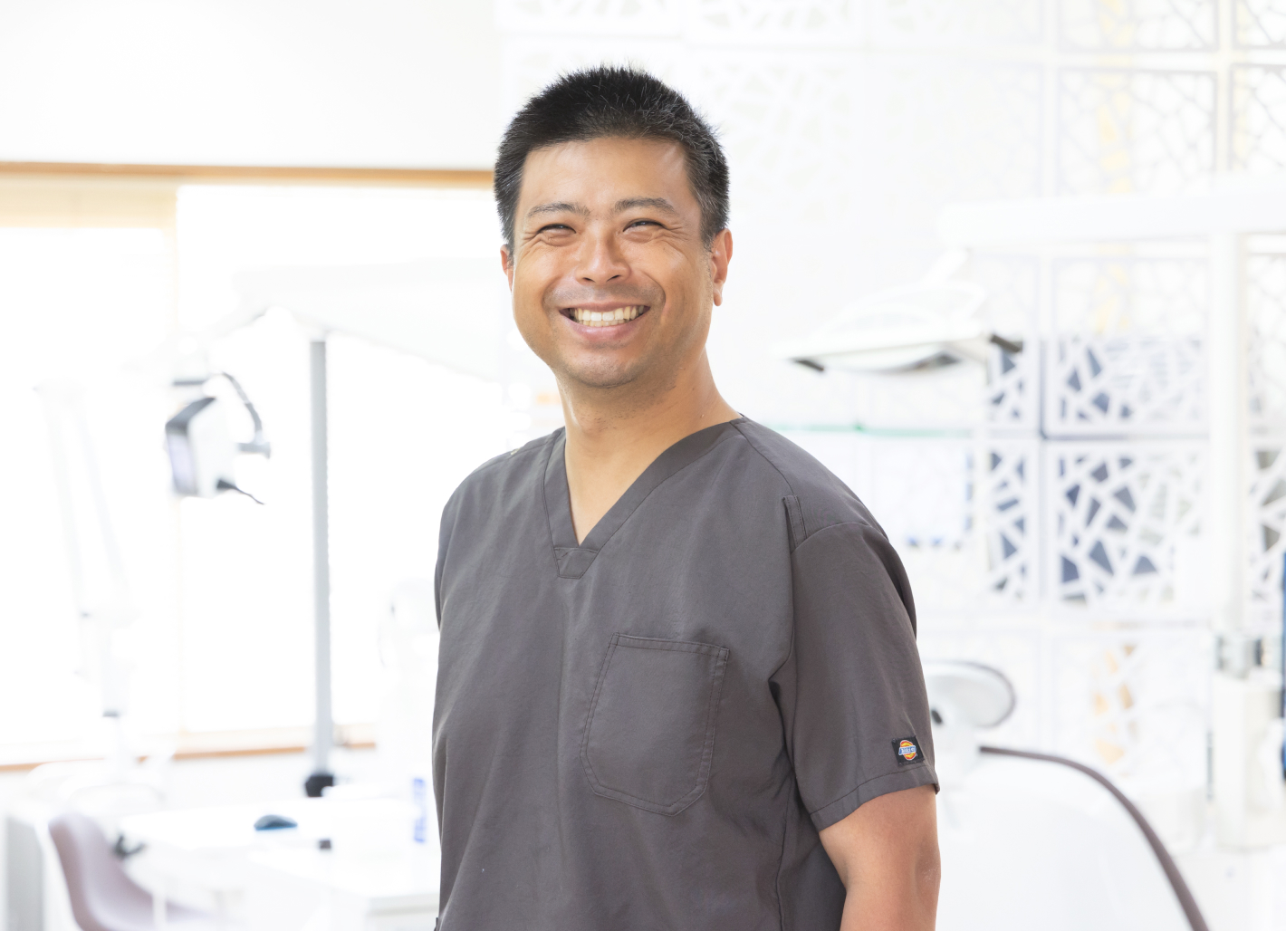 宮﨑歯科クリニックの院長 宮﨑純一郎です